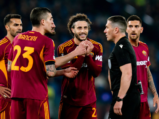 Istvan Kovacs, protagonista disperată a meciului de Europa League: 9 cartonașe și două penalty-uri într-un meci tensionat La doar câteva zile după o nouă demonstrație de nervi și decizii controversate, arbitrii români reușesc să aducă din nou în centrul atenției fotbalului european