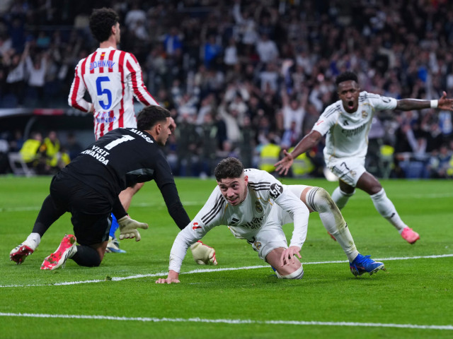 Spectacol total la Santiago Bernabéu! Real Madrid a reușit o victorie dramatică și entuziasmantă, scor 3-2, în derby-ul capitalei Spaniei, impunându-se în fața rivalului din Atletico Madrid într-un meci palpitant, plin de emoții și momente de răsturnare de situație