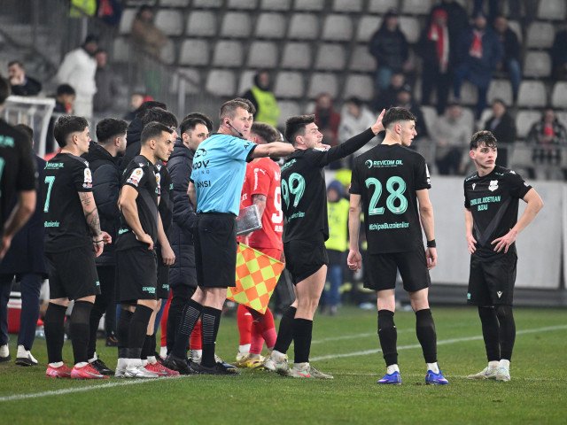 Jucătorul de fotbal Alexandru Ișfan, de la Dinamo București, este în centrul atenției, reprezentând atât o piesă valoroasă pentru clubul din Grant, cât și o potențială vedetă pe piața transferurilor