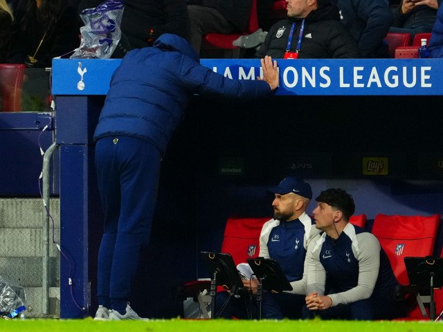 Scandal și controverse în timpul unui meci din Champions League: Antrenorul sancționat în plină acțiune Un meci din Champions League s-a transformat, dincolo de macroregțele sportive, într-un moment de scandal și controverse, după ce antrenorul echipei vizate a fost evacuat brusc din teren în timpul partidei, într-un gest extrem de rar întâlnit pe marile arene ale vieții fotbalistice europene