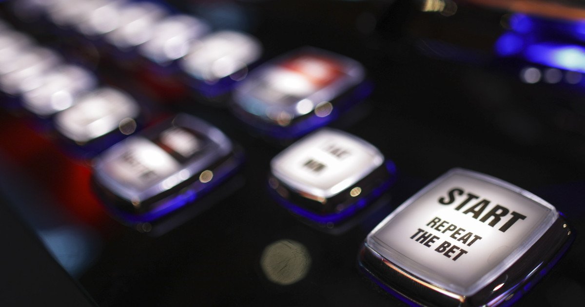 Reglementările privind jocurile de noroc lasate pe ”pilă” primăriilor: Timișoara în frunte cu măsuri ferme împotriva salilor de joc Deciziile autorităților locale devin decisive în domeniul jocurilor de noroc, odată cu modificarea legislației care le-a transferat primăriilor puterea de a decide asupra funcționării acestor activități pe teritoriul propriilor orașe