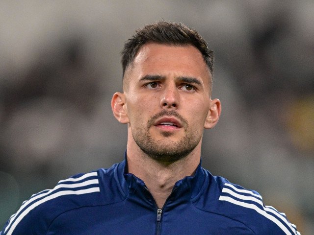 Marius Marin, fotbalist de perspectivă de la Pisa și component al echipei naționale a României, se află în centrul atenției după o veste de ultim moment: accidentarea sa recentă ar putea pune capăt visului său de a evolua la Sevilla, unul dintre cele mai prestigioase cluburi din La Liga