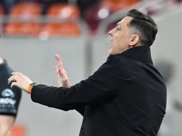 Gestul repetat al lui Mirel Rădoi în timpul meciului cu Metaloglobus: un semnal care ridică semne de întrebare Lipsa de fair-play sau strategia conștientă? Rădoi, în centrul atenției S-a vorbit mult în ultimele zile despre comportamentul antrenorului naționalei de fotbal a României, Mirel Rădoi, după întâmplarea din meciul cu Metaloglobus, o confruntare disputată pe fondul unui campionat de Liga a II-a, dar care a devenit instantaneu un subiect major în peisajul fotbalistic național