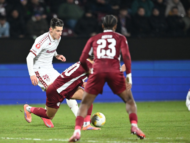 Un meci incisiv în Gruia, încheiat cu o victorie ce le poate reda Rapidului locul întâi în Liga 1, a captat astăzi întreaga atenție a iubitorilor fotbalului românesc