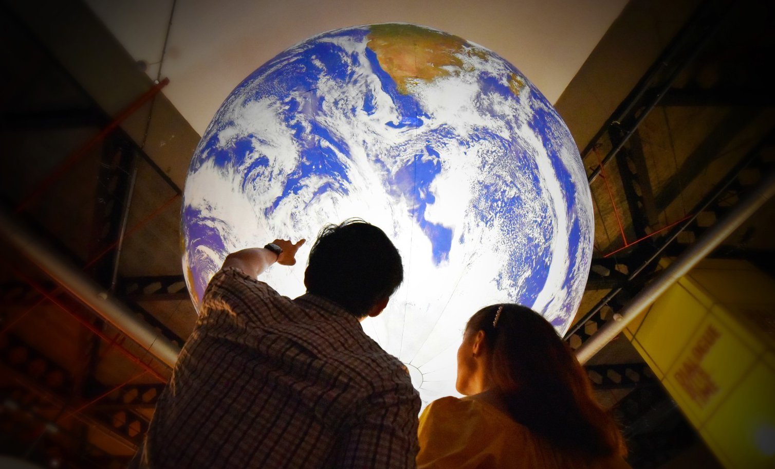 Timp de peste un deceniu, comunitatea științifică monitorizează cu o atenție fără precedent comportamentul nucleului intern al Pământului, observând o încetinire neașteptată care a stârnit numeroase întrebări despre dinamica planetei noastre