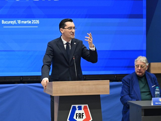 „Mami, cine e băiatul acela cu pălărie haioasă?”