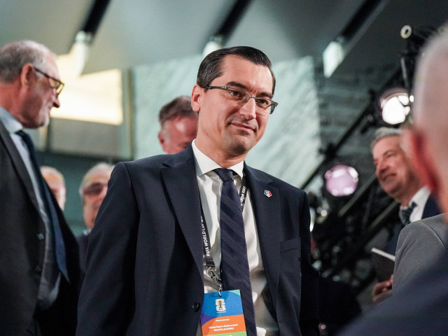 Răzvan Burleanu înfățișează continuitatea în loja tehnică a echipei naționale: „Cu siguranță va rămâne domnul Lucescu” După meciul tensionat cu Turcia, în cadrul preliminariilor pentru Campionatul European, președintele federației române de fotbal, Răzvan Burleanu, a evitat să ofere un răspuns clar legat de viitorul selecționerului naționalei, dar a transmis un mesaj de stabilitate care marchează direcția în care intenționează să continue conducerea sportului rege din România