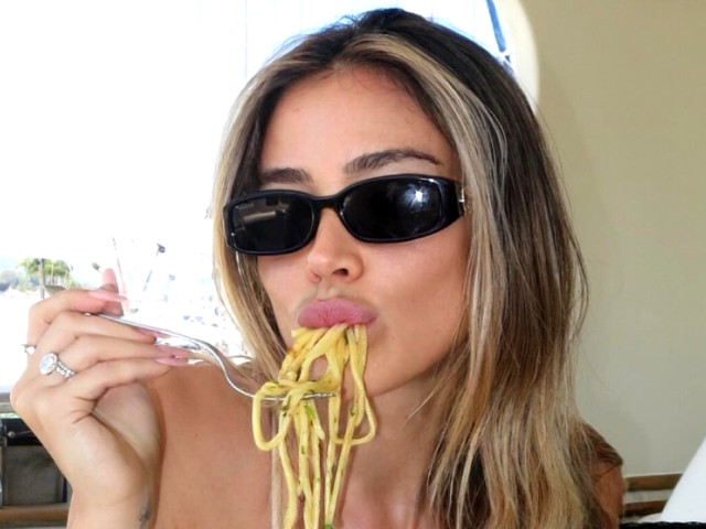 „Cea mai frumoasă jurnalistă”, în luna a patra de sarcină, face dezvăluiri despre vorbirea vulgară: „Vulgarități de care nici nu știam că există!” Un titlu care a stârnit valuri de comentarii pe rețelele sociale și în rândul urmăritorilor săi, jurnalista cunoscută pentru frumusețea și eleganța sa, își etalează acum vulnerabilitatea și sinceritatea într-un mod neașteptat