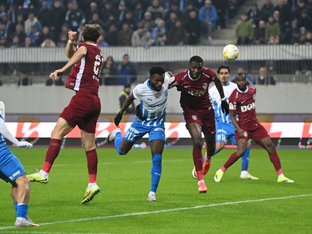 Universitatea Craiova și CFR Cluj, o remiză spectaculoasă în prima manșă a semifinalei Cupei României O atmosferă incendiară s-a instalat pe stadionul „Oblemenco” din Craiova, acolo unde Universitatea și CFR Cluj s-au confruntat într-o partidă care va rămas în amintirea fanilor pentru dramatism și suspans