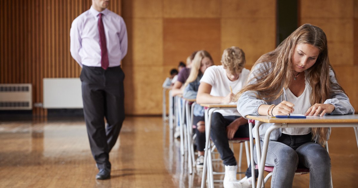 Peste 8.700 de profesori evaluați s-au înscris pentru simularea Evaluării Naționale, conform anunțului făcut miercuri de ministrul Educației, Mihai Dimian