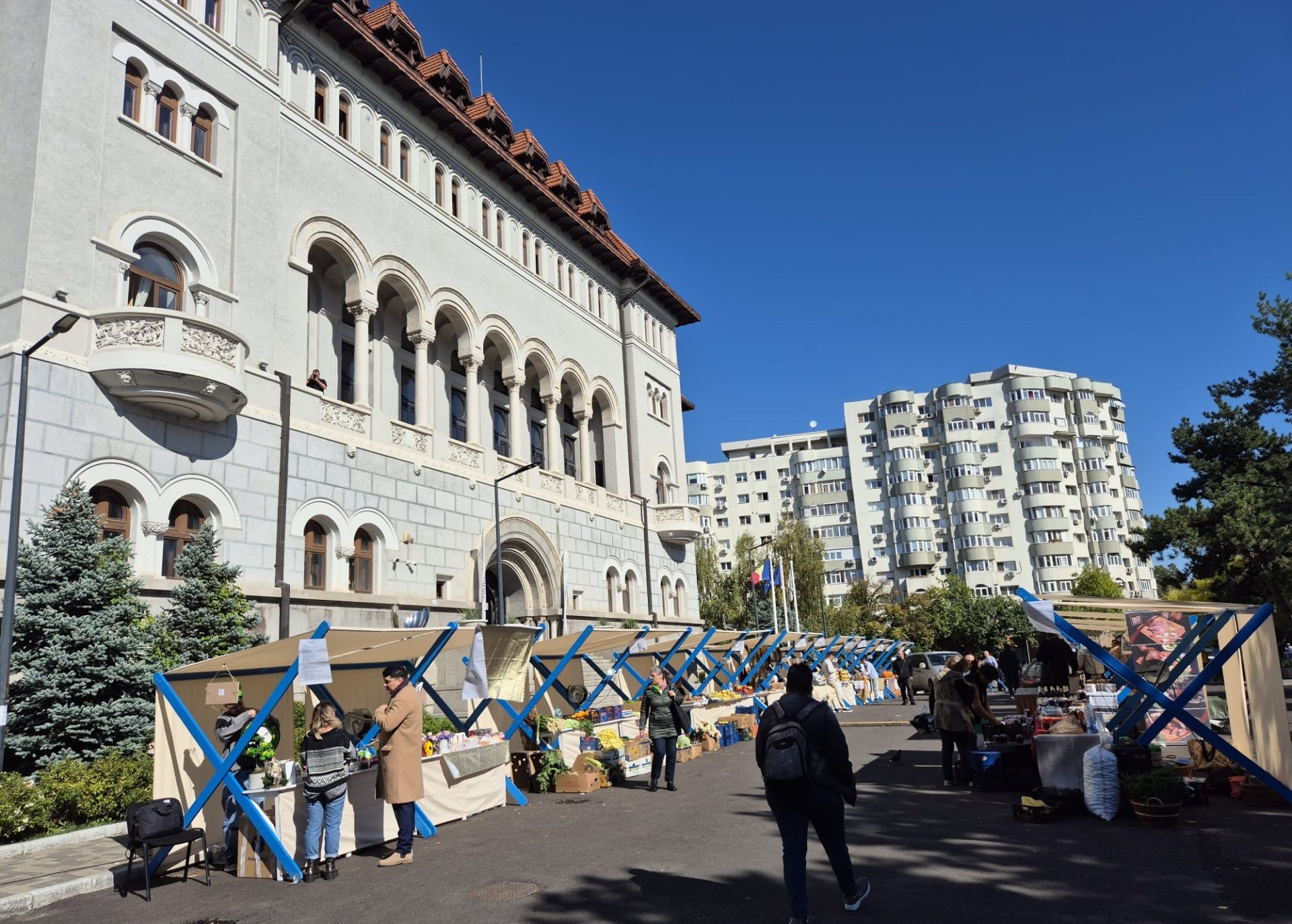 Piața volantă din Sectorul 1 revine în week-end-ul 20-22 martie, oferind locuitorilor o oportunitate de a descoperi produse tradiționale locale în fața Primăriei