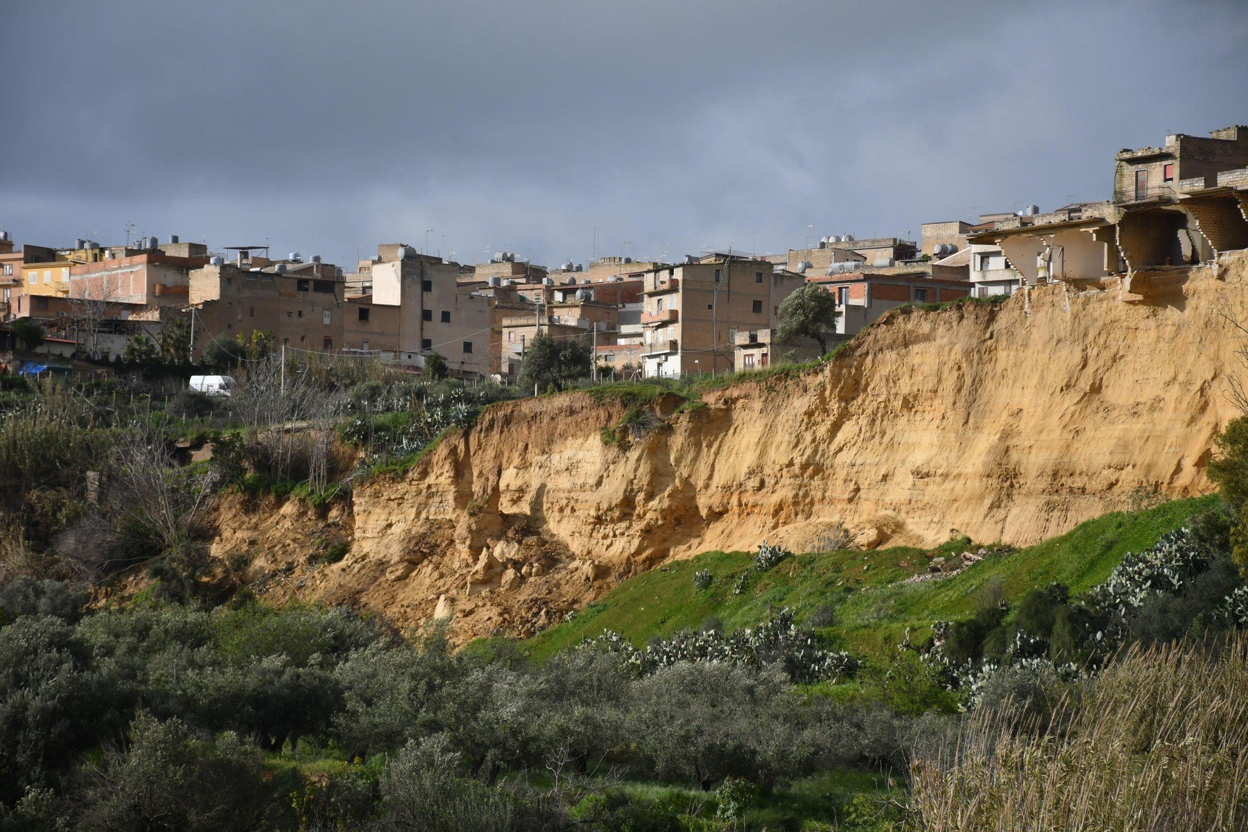Salvare remarcabilă: Pompierii din Sicilia au extras peste 400 de cărți rare dintr-o bibliotecă amenințată de o prăpastie formată de o alunecare de teren În fața unei catastrofe naturale cauzate de o alunecare de teren devastatoare, pompierii din Sicilia au reușit să salveze o comoară culturală inestimabilă