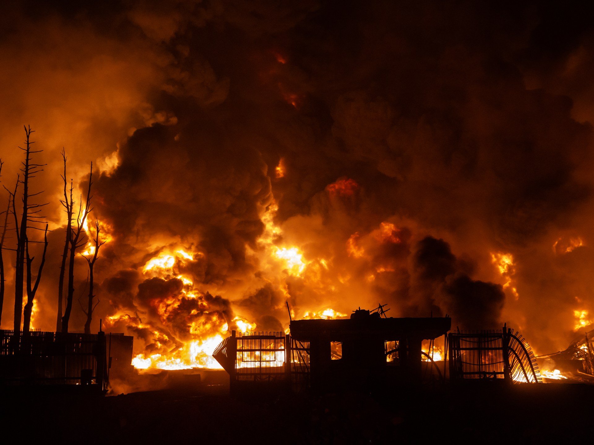 Prețurile petrolului depășesc pragul de 100 de dolari pe baril, alimentând incertitudinea globală Prețurile internaționale ale petrolului au explodat dincolo de pragul de 100 de dolari pe baril pentru prima dată de la începutul războiului din Ucraina, marcând o escaladare semnificativă a tensiunilor din Orientul Mijlociu