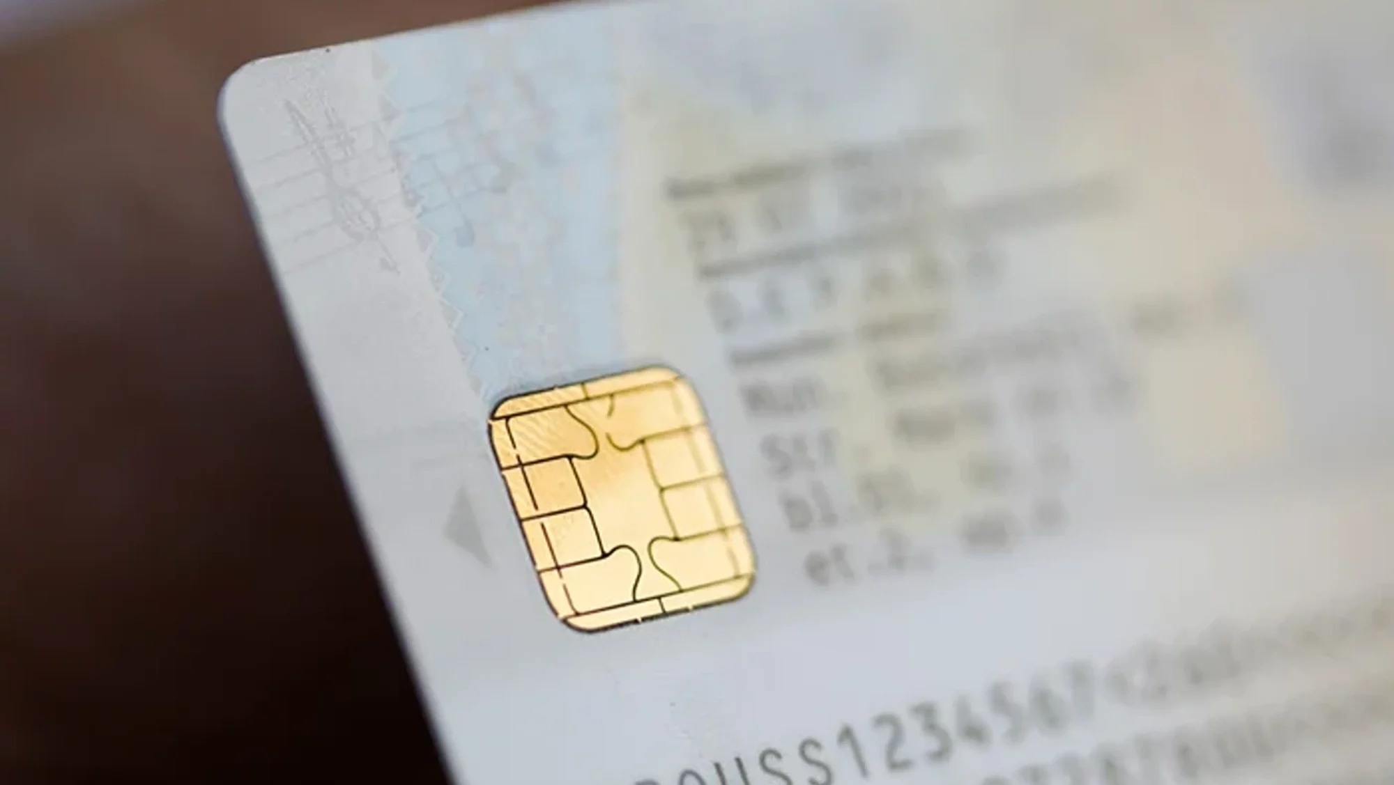 Noul buletin electronic cu cip, promisiunea digitalizării complete a serviciilor publice, a întâmpinat, până în prezent, primele obstacole în implementare