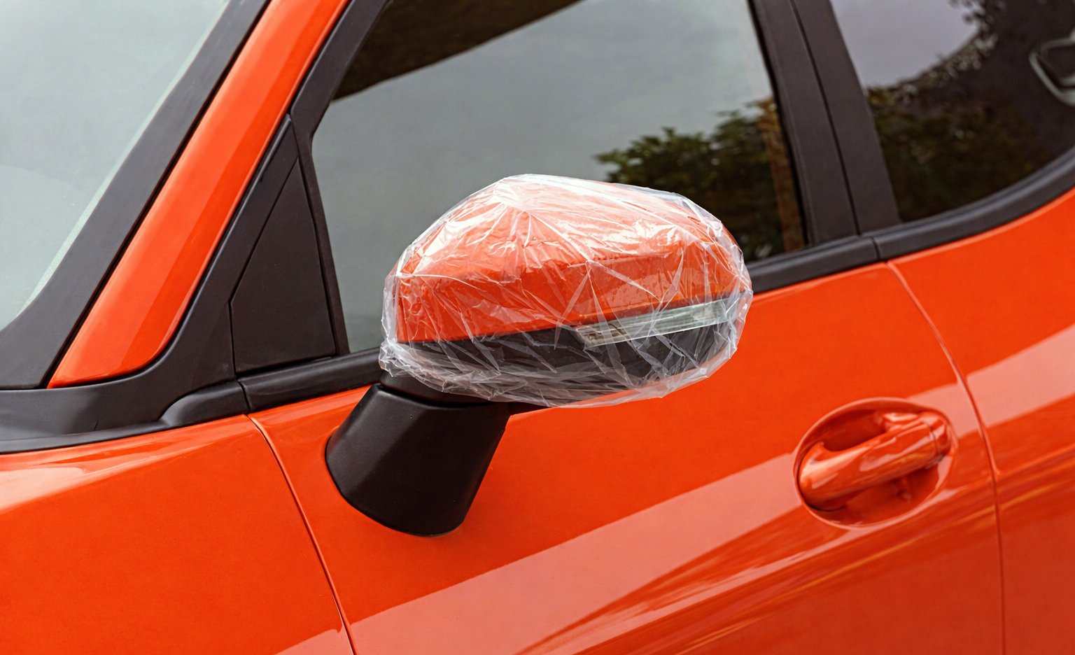 De ce pun tot mai mulți șoferi pungi de plastic pe oglinzile mașinii: un truc util, mai logic decât pare Fenomenul plicurilor agățate de oglinzile laterale ale mașinilor a devenit tot mai frecvent pe străzile orașelor din România, dar și din alte țări