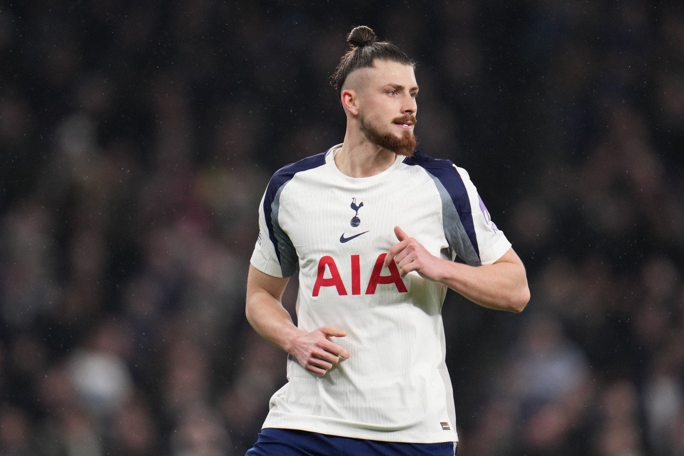 Internaționalul român Radu Drăgușin nu va fi prezent în lotul Tottenham Hotspur pentru partida de astăzi cu Crystal Palace, programată pentru ora 22:00, în cadrul etapei a 30-a din Premier League