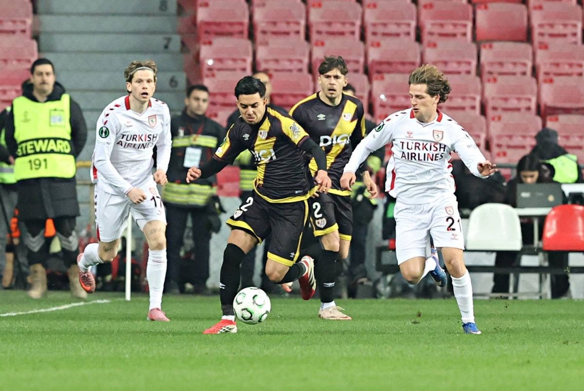 Samsunspor a fost învinsă pe teren propriu, scor 1-2, de Rayo Vallecano în manșa tur a optimilor de finală din Conference League, într-un meci urmărit cu sufletul la gură de fani și specialiști