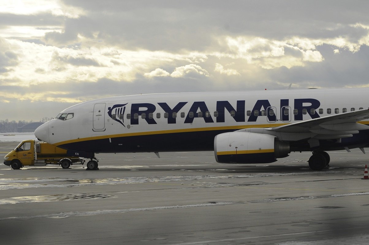 Compania aeriană low-cost Ryanair a anunțat reducerea semnificativă a programului său de zboruri pentru anul 2026, decizie ce va afecta milioane de pasageri și va avea implicații majore asupra dinamicii pieței aeriene europene