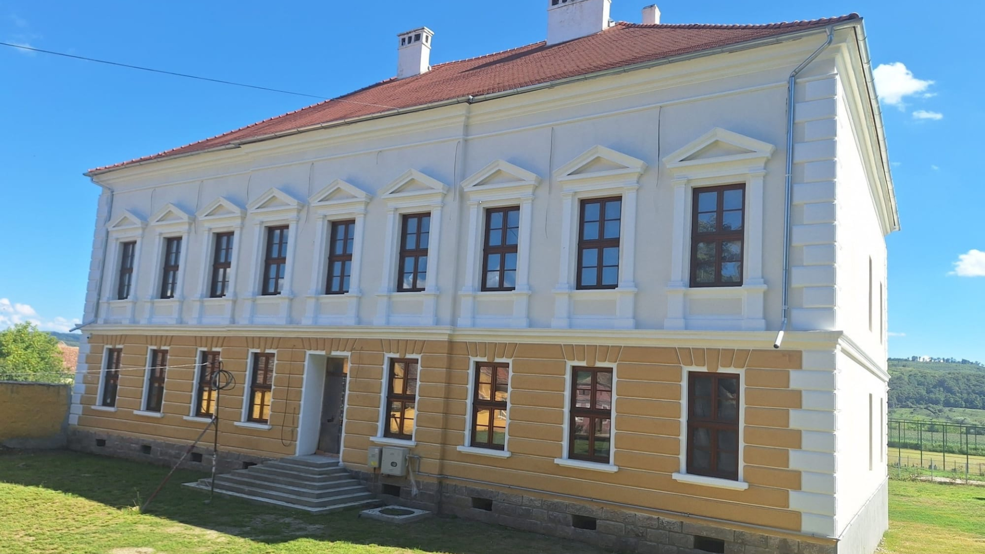 Hoghilag, prima comună din România cu două școli smart Comuna Hoghilag din Sibiu face pași înainte în domeniul educației digitalizate, devenind prima localitate din țară care are nu una, ci două școli smart