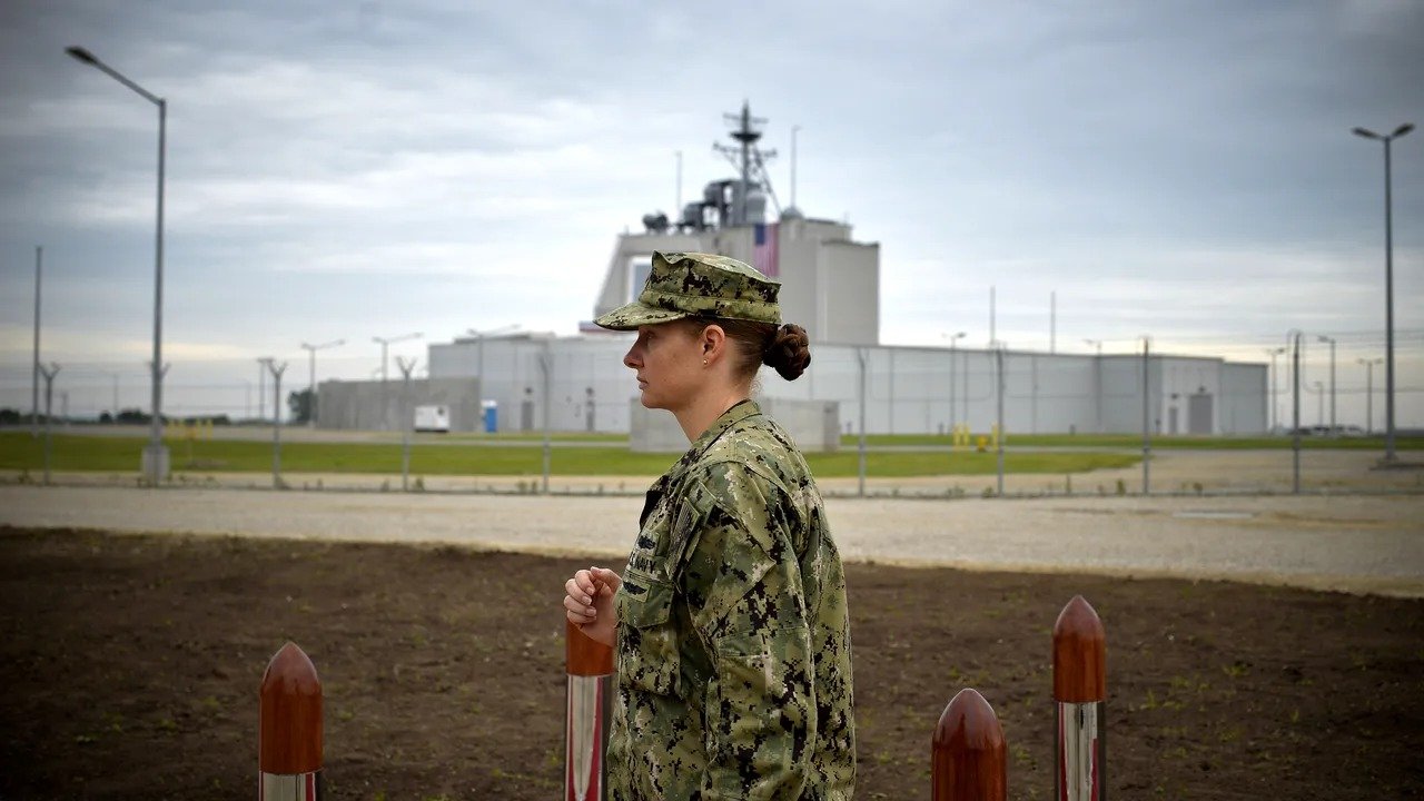 Deveselu, scutul antirachetă al României, în lupta cu ultimele sisteme globale de apărare Încă de la lansarea sa, sistemul de apărare antirachetă de la Deveselu a fost prezentat ca un pilon esențial în strategia NATO pentru apărarea flancului estic