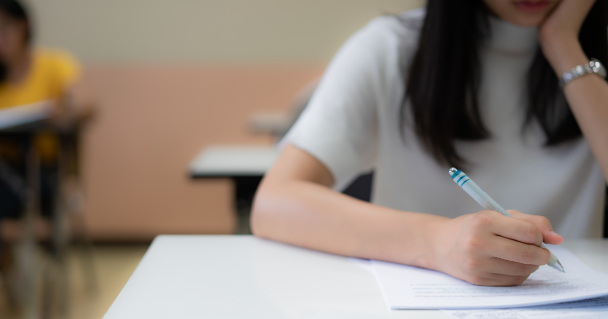 Elevii de clasele a XII-a și a XIII-a, înscriși la formele de învățământ seral sau cu frecvență redusă, susțin luni, 23 martie, prima probă scrisă din simularea Bacalaureatului 2026, la limba și literatura română