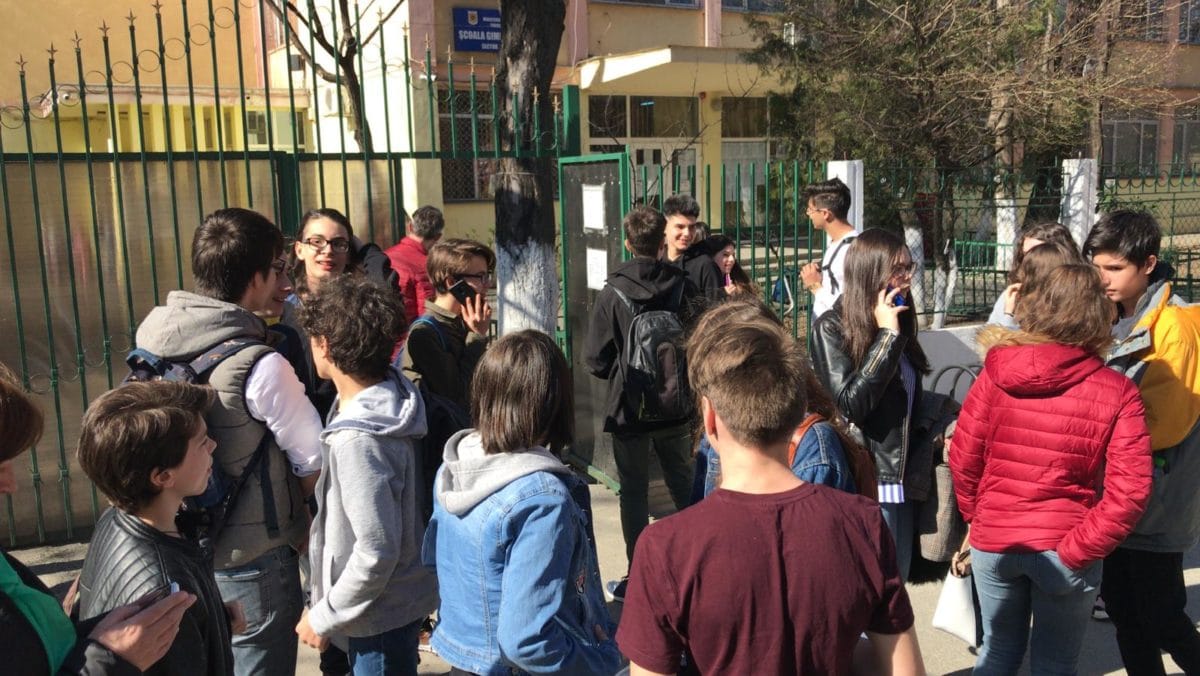 Boicot la simulările pentru examenele naționale: Federația Spiru Haret anunță participare minimă Anunțul vine într-un climat tensionat al sistemului educațional românesc, unde nemulțumirile legate de condițiile de învățare și de reforma învățământului continuă să fie amplificate de decizii și declarații ale unorpedepți care afectează direct elevii și cadrele didactice