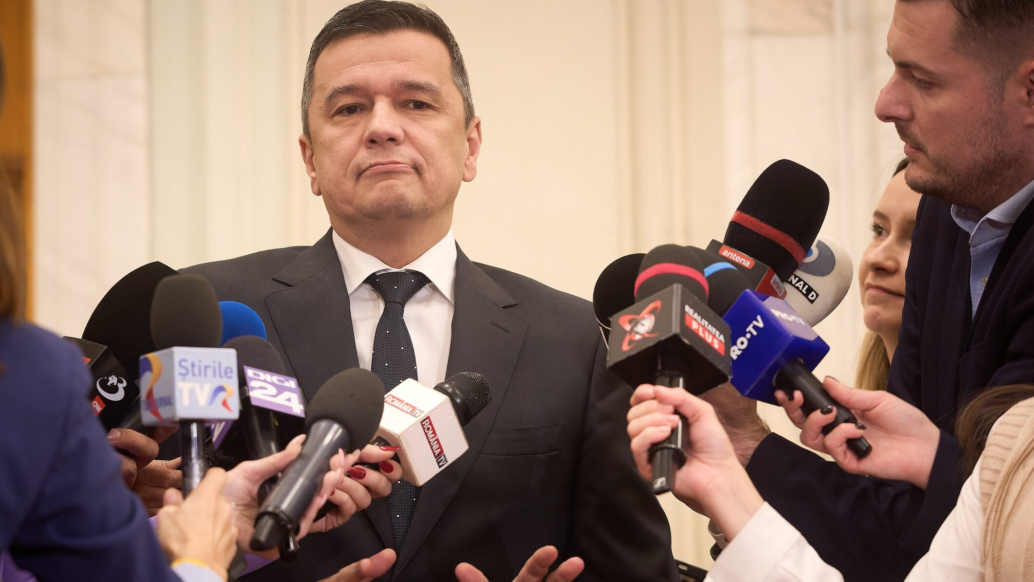 PSD cere explicații de urgență de la premierul Ilie Bolojan în controversa legată de fiica fostului premier Victor Ponta Tensiunile din scena politică românească devin tot mai acerbe în privința scandalului care o privește pe Irina Ponta, fiica fostului premier Victor Ponta, implicată într-un context ce a zguduit recent spiritele în arsenalul diplomatic și administrativ