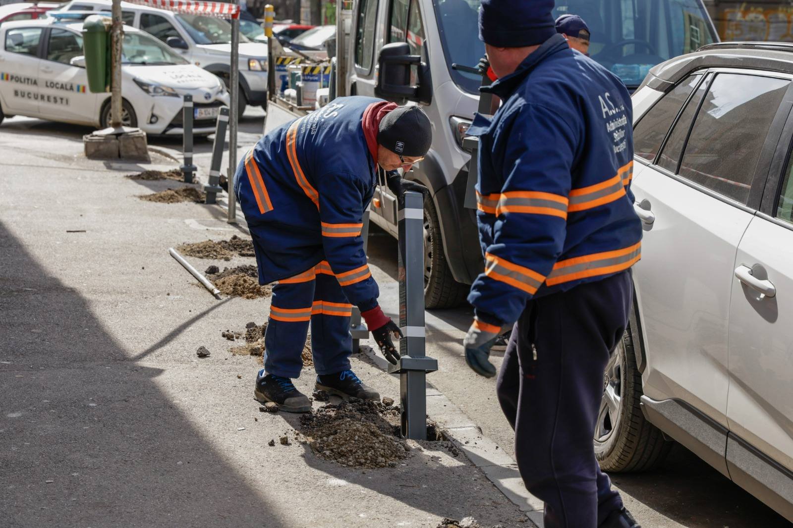 Bucureștiul intensifică măsurile pentru siguranța pietonilor în zona Sălii Palatului, unde au fost montate recent stâlpișori pentru a limita accesul mașinilor în zonele pietonale