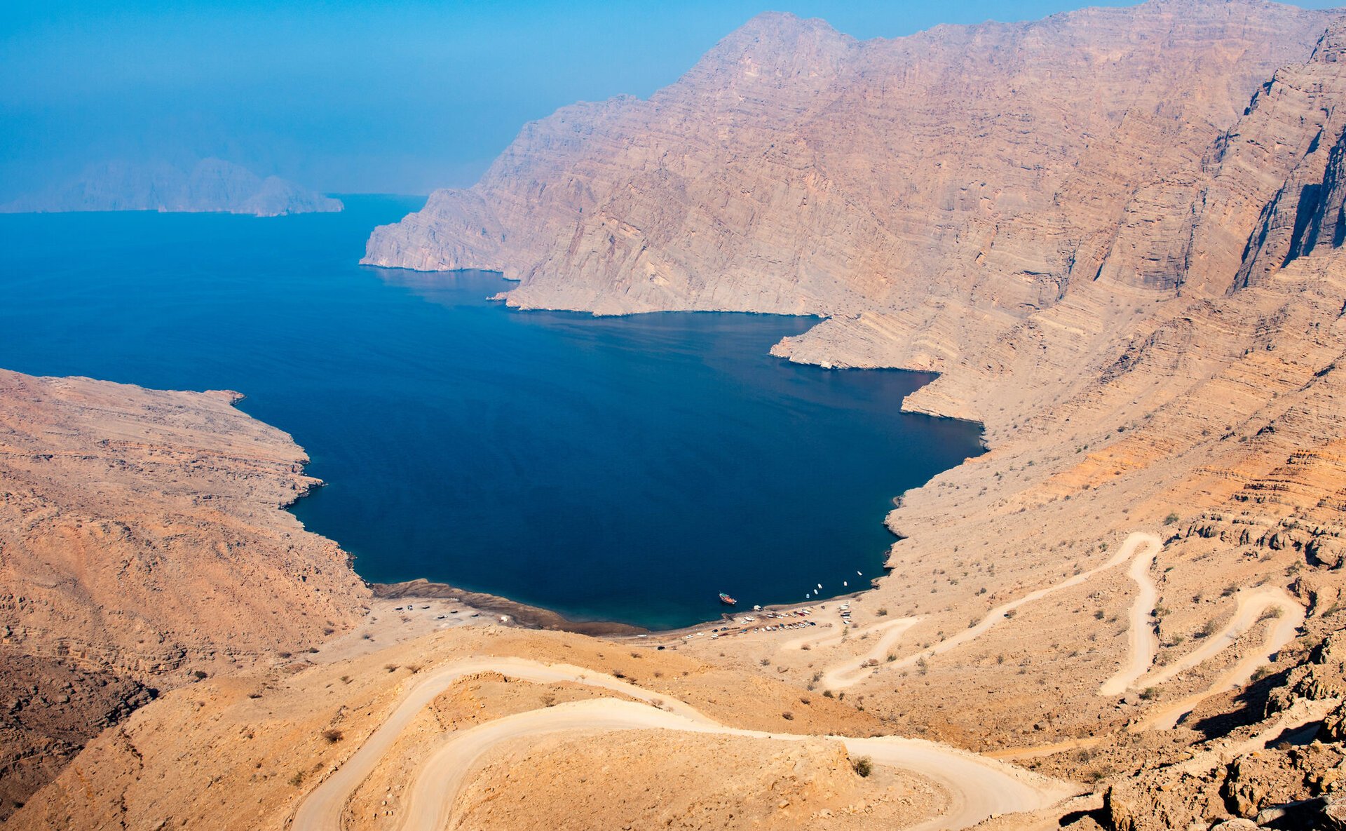 Insula Kharg, o formare coraligenă îngustă din nordul Golfului Persic, a devenit recent unul dintre cele mai importante si sensibile puncte strategice ale regiunii, într-un context tensionat marcat de conflicte geopolitice între Iran, Statele Unite și Israel