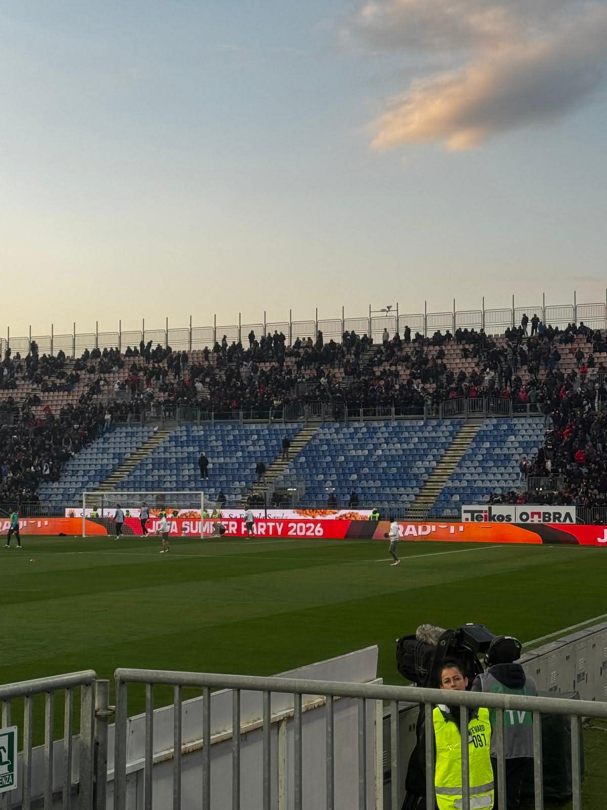 Cagliari – Napoli: un meci cu scenarii neașteptate și proteste vehemente din partea suporterilor Sconvolts Un spectacol total neașteptat s-a desfășurat duminică seara pe stadionul Unipol Domus din Cagliari, acolo unde întâlnirea dintre Cagliari și Napoli s-a transformat într-o adevărată scenă a protestelor și a unei atmosfere tensionate