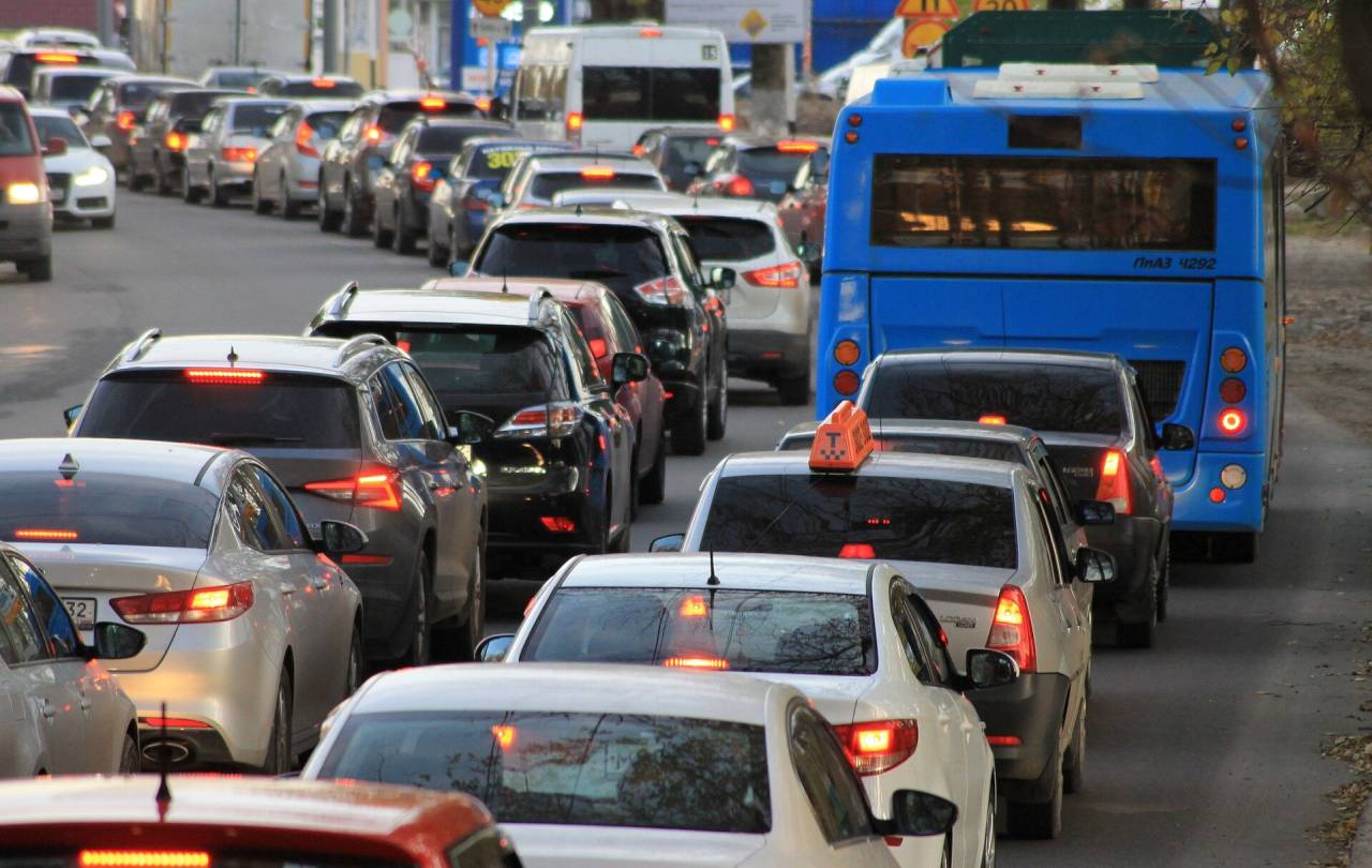 Topul importatorilor românești în 2024: industrie auto și energetică domină clasamentul Anul trecut, economia României a continuat să depindă în mare măsură de importuri, iar cei mai mari zece importatori au contribuit cu peste 16,5 miliarde de euro, adică aproape 13% din totalul achizițiilor externe ale țării, conform datelor INS