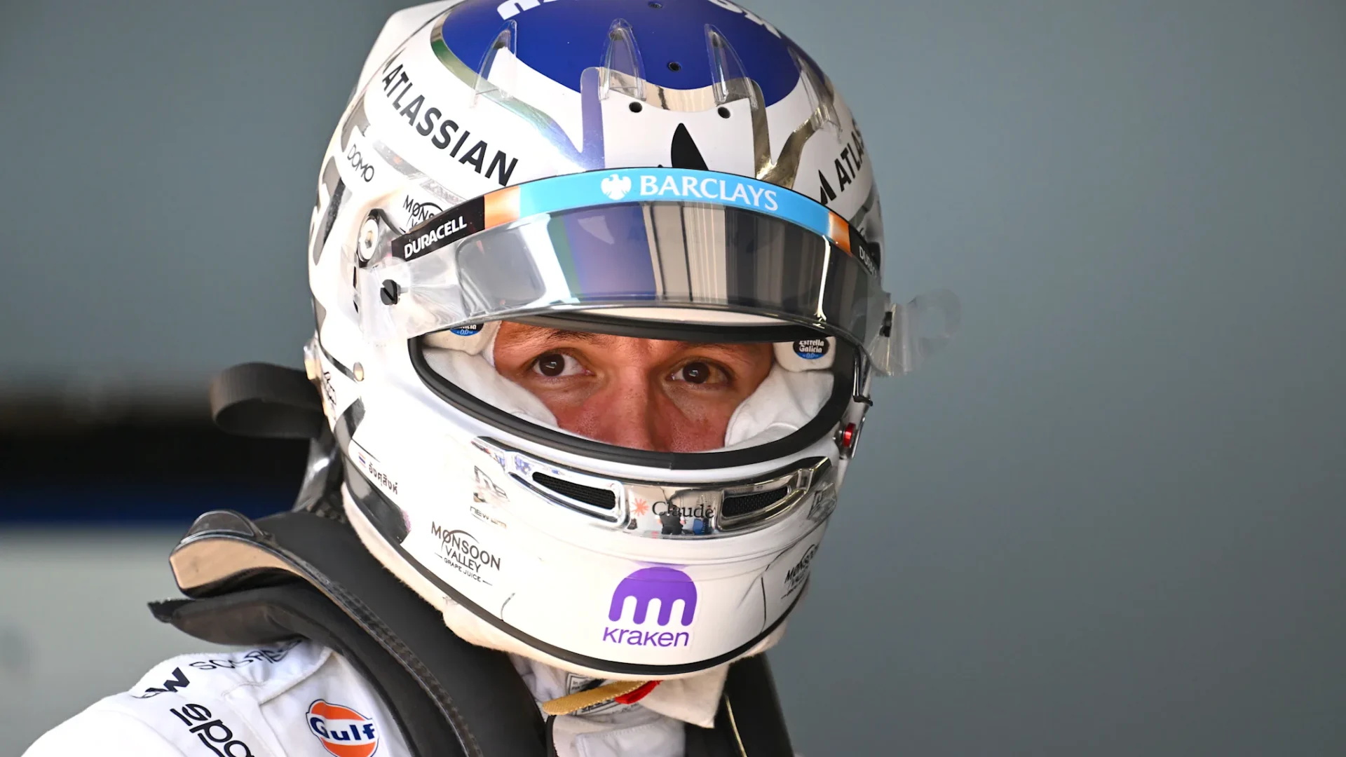 Inițial, în lining-ul cald de pe circuitul de la Shanghai, Mercedes a stabilit cele mai rapide timpuri în calificări, oferindu-le conducerii echipitierii o veste bună înaintea cursei din China