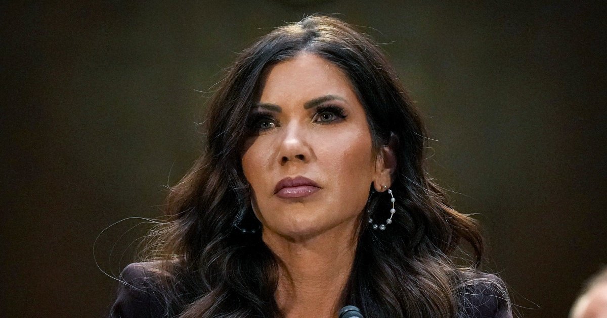 Donald Trump ia în considerare înlocuirea Secretarului Homeland Security, Kristi Noem, după audierile controversate Președintele Donald Trump pare decis să scuture elita administrației sale, fiind nemulțumit de modul în care Kristi Noem, Secretar al Departamentului pentru Securitate Internă, a gestionat recentele audiții din Congres