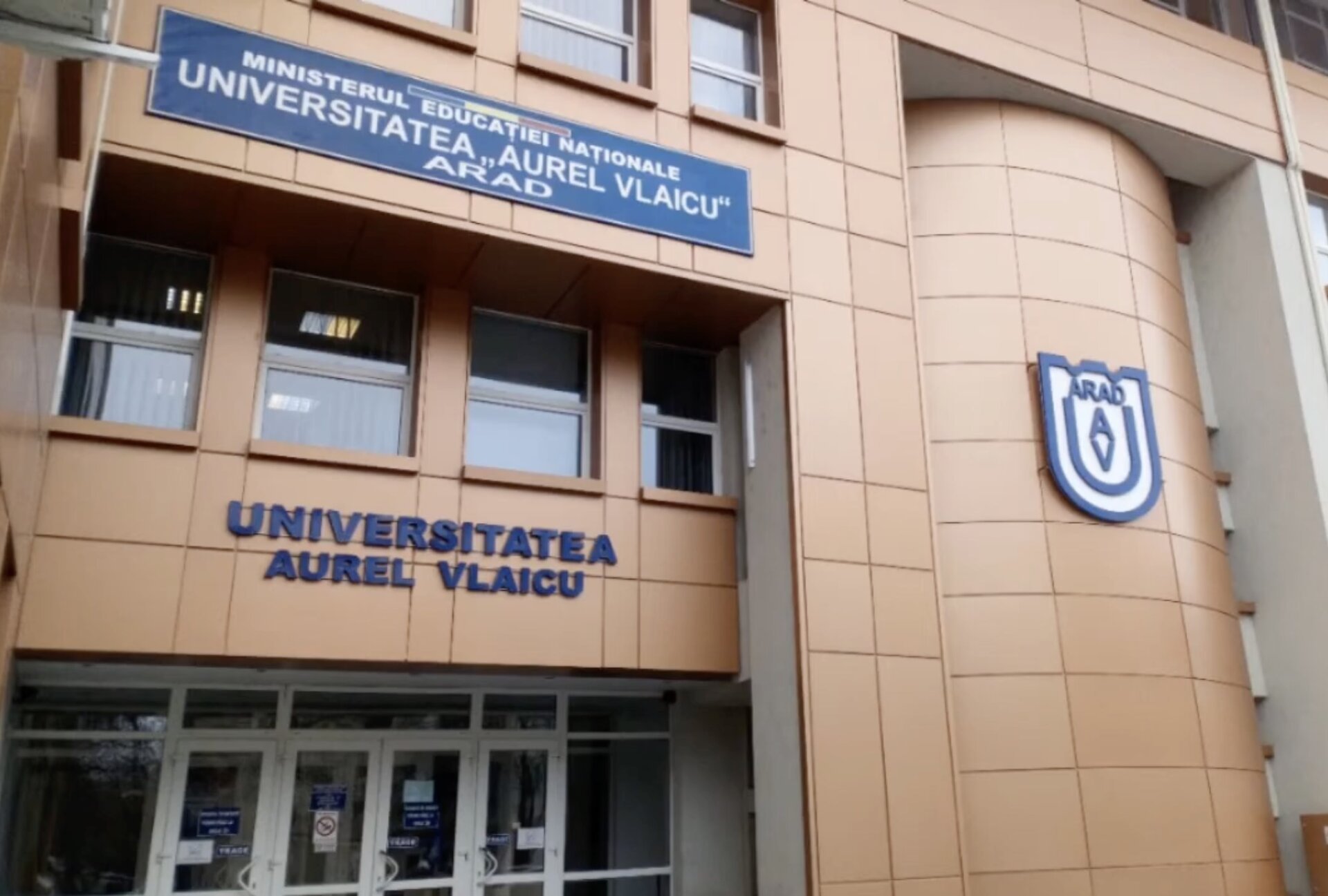 Universitatea „Aurel Vlaicu” din Arad deschide dosare penale pentru gestionarea controversată a fostului mandat al fostului rector, Ramona Lile Universitatea „Aurel Vlaicu” din Arad a anunțat, miercuri, că a depus o plângere penală pe fondul unor suspiciuni grave de nereguli financiare și administrative, descoperite în urma unui audit extern