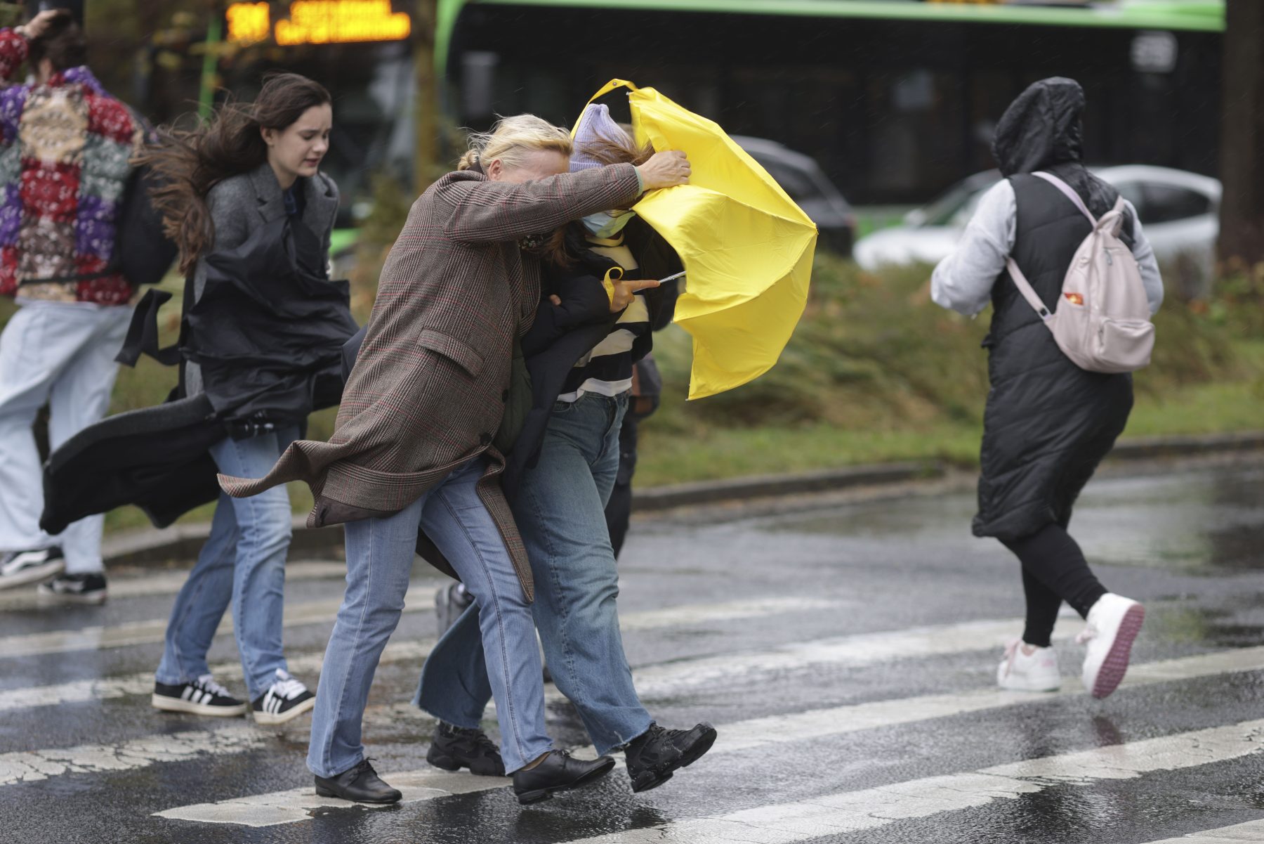 Vremea se răcește brusc: ninsori și ploi abundente în următoarele zile