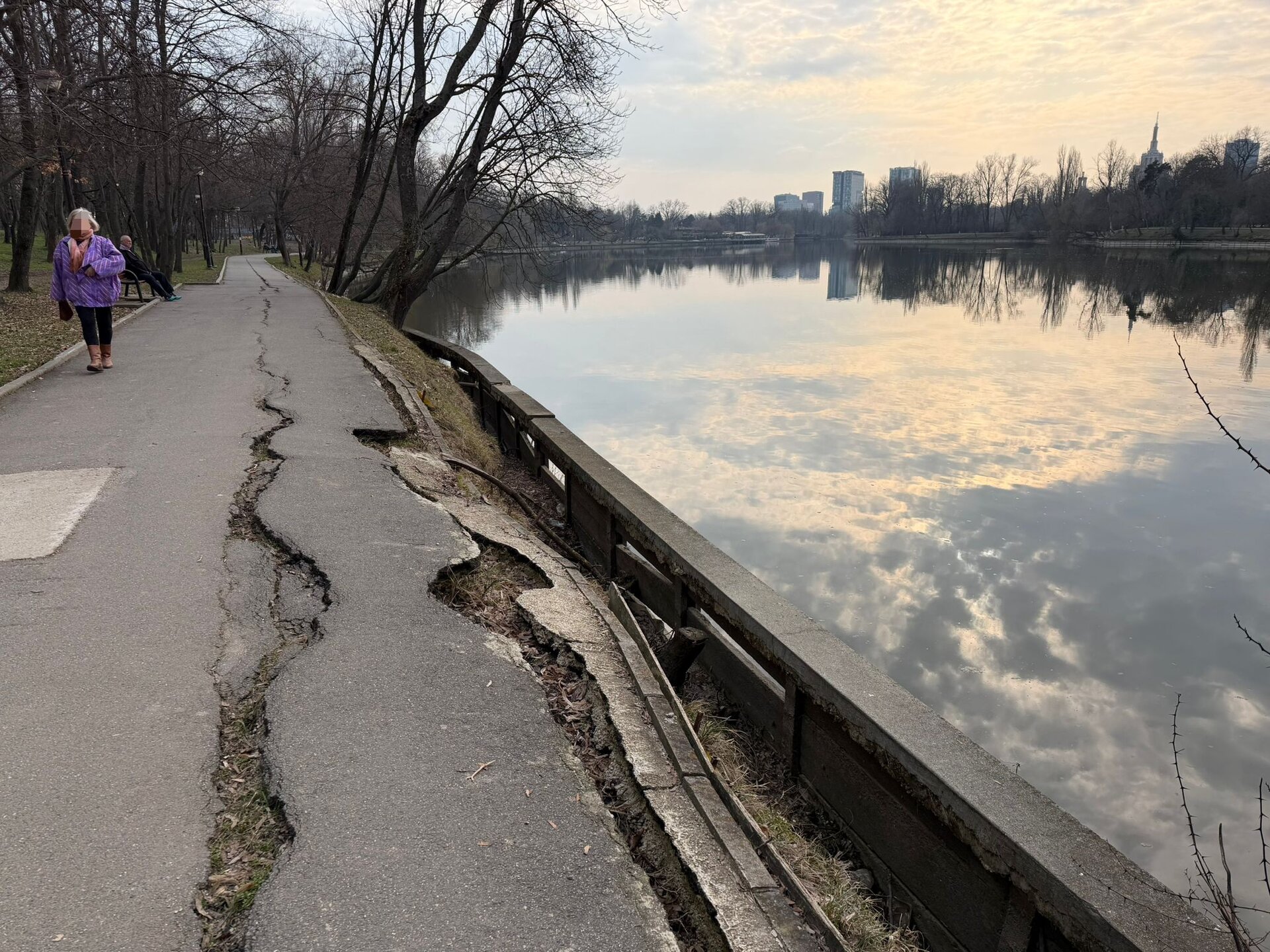 Primăria Capitalei a plătit aproape 2 milioane de euro pentru refacerea aleilor din Parcul Regele Mihai I, însă lucrările efectuate până acum ridică semne serioase de întrebare în privința calității și întregii strategii de modernizare a celui mai mare parc al Bucureștiului