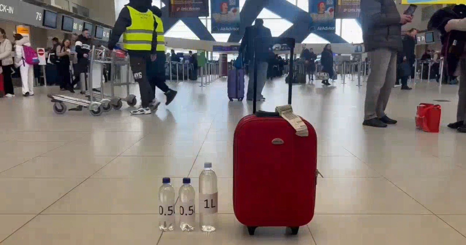 Noi reguli pentru transportul lichidelor pe aeroporturile din București: limita de 2 litri în bagajele de cabină Într-o mișcare menită să alinizeze standardele locale cu cele internaționale și să îmbunătățească experiența pasagerilor, Compania Națională Aeroporturi București (CNAB) a anunțat modificări importante în politica de securitate pentru bagajele de cabină