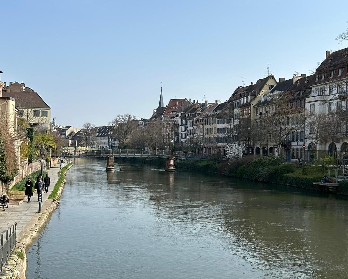 Strasbourg, un oraș european cu farmec arhitectural și tradiție religioasă, își dezvăluie farmecul în detalii aparent mărunte, dar care schimbă complet percepția unui vizitator