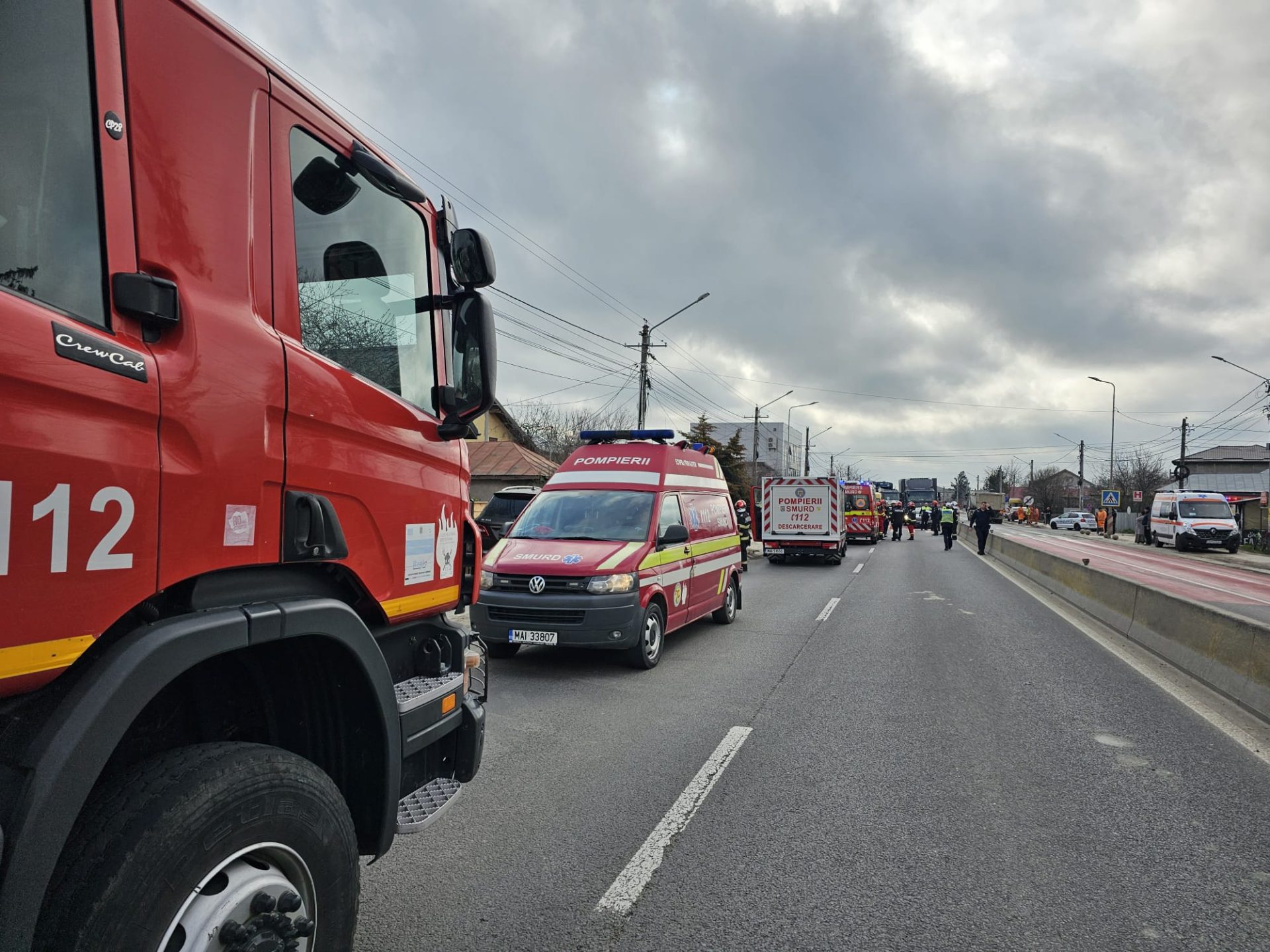Un accident grav s-a produs vineri dimineață în localitatea Tărtăşeşti, județul Dâmbovița, implicând un microbuz școlar cu 14 elevi și un autocamion