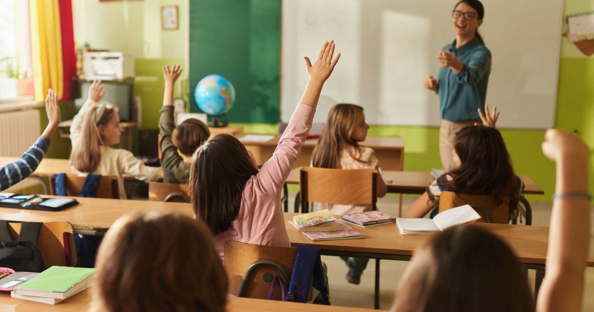 Elevii din întreaga țară vor intra în vacanța de primăvară începând cu data de 4 aprilie 2026, urmând să reînceapă cursurile la 15 aprilie, odată cu startul ultimului modul de învățare din acest an școlar