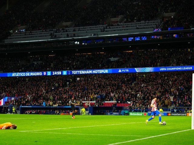 Decizia lui Igor Tudor de a titulariza goalkeeper-ul ceh Antonin Kinsky în meciul „cu miză maximă” din Liga Campionilor a atras critici dure din partea presei și fanilor fotbalului englez