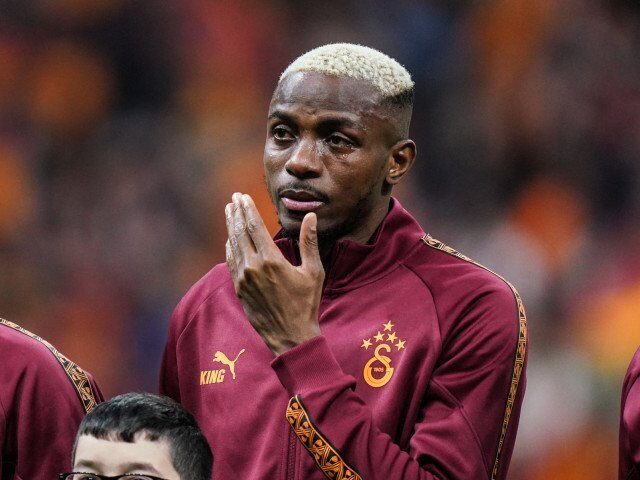 Victor Osimhen, moment emoționant la meciul Galatasaray – Liverpool: un gest profund de recunoștință pentru mama sa dispărută Un episod plin de emoție a marcat partida dintre Galatasaray și Liverpool, din turul optimilor de finală ale Ligii Campionilor, un eveniment care va rămâne în amintirea tuturor celor prezenți sau urmăritori ai meciului