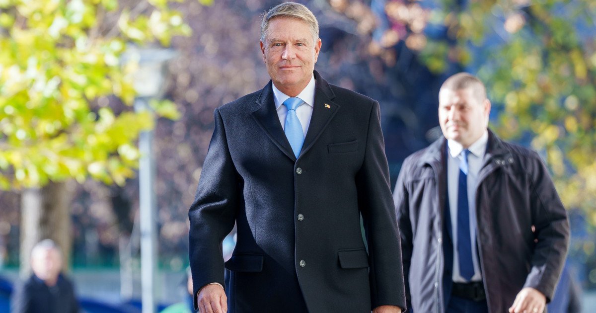 Fostul președinte Klaus Iohannis, însoțit de soția sa, Carmen Iohannis, a participat duminică la slujba de Florii la biserica din centrul Sibiului, manifestându-și în mod discret prezența la evenimentul religios tradițional
