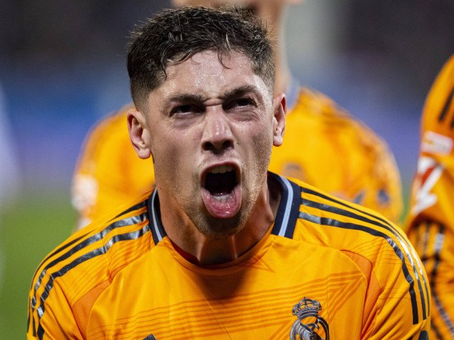 Federico Valverde a fost protagonistul unei reprezentații spectaculoase în meciul dintre Real Madrid și Manchester City, dar a fost și sursa unor comentarii acide din partea fostului mare fotbalist Xabi Alonso, acum antrenor la Bayer Leverkusen, care i-a reproșat spațiul acordat de către echipa sa