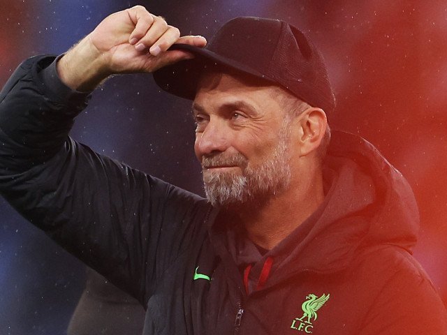 După luni de speculații și negocieri care au ținut presa în suspans, vestea cea mare a fost confirmată: Jurgen Klopp revine pe banca tehnică a Liverpoolului, într-un acord transformat rapid într-un adevărat eveniment în lumea fotbalului european