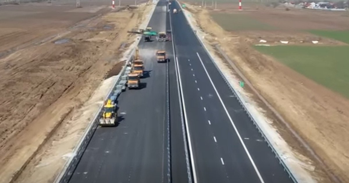 Lucrările de construcție pe sectorul dintre Adjud și Răcăciuni, lotul 2 al Autostrăzii Moldovei (A7), se apropie de finalizare, iar autoritățile promit deschiderea circulației până la sfârșitul lunii august, într-un efort de a fluidiza traficul și de a conecta mai bine regiunile din nord-estul țării
