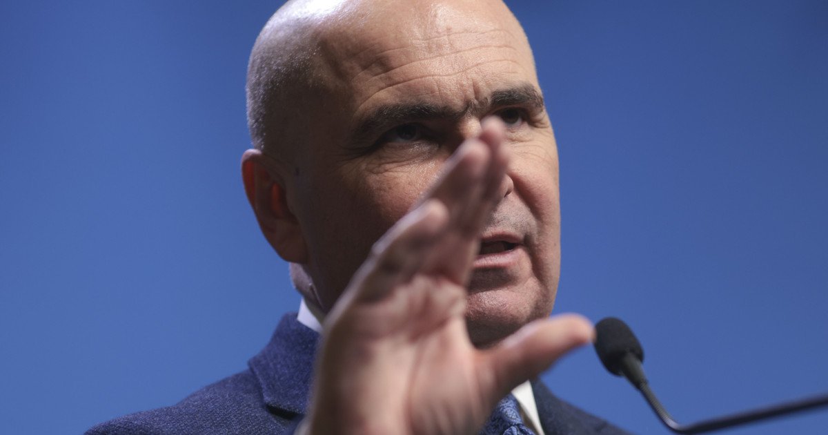 Premierul Ilie Bolojan anunță noile reguli pentru cumulul pensiei cu salariul la stat Premierul Ilie Bolojan a anunțat recent, într-o intervenție la Digi 24, că proiectul de lege privind reglementarea cumulului pensiei cu salariul în sectorul public va fi discutat săptămâna viitoare în cadrul Guvernului