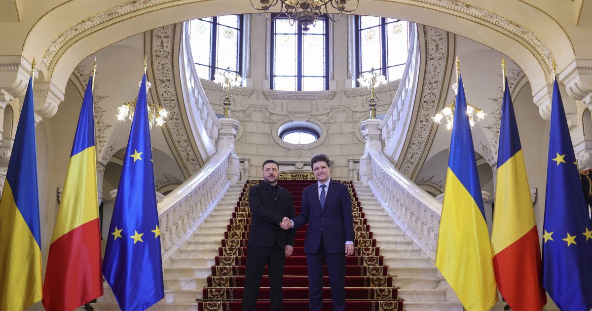 Președintele Ucrainei, Volodimir Zelenski, se află astăzi în vizită oficială în România, prima în acest an, accentul fiind pus pe consolidarea parteneriatului bilateral și sprijinul românesc pentru eforturile de reconstruție și securitate ale Ucrainei