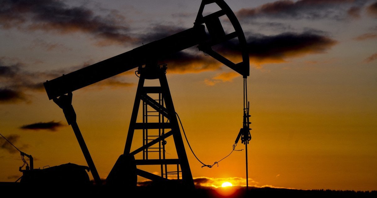 Kuwait Petroleum Corporation a anunțat sâmbătă reducerea producției de petrol și a declarat stare de forță majoră, în contextul crizei energetice generate de escaladarea conflictului dintre Statele Unite și Iran, care a blocat rutele de transport maritim în regiunea Golfului pentru a opta zi consecutiv