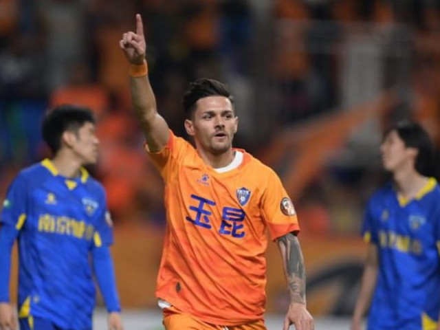 Românii își fac auzită vocea pe terenul din China, într-un sezon plin de momente tensionate și spectaculoase pentru fanii sportului din țara noastră